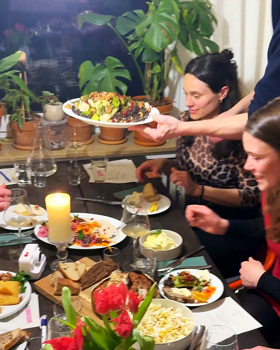 Essen wird an einem vollen Tisch mit Wein serviert