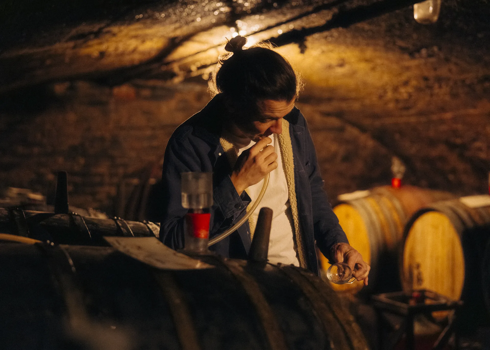 Jan-Philipp Bleeke probiert im Keller an der Mosel