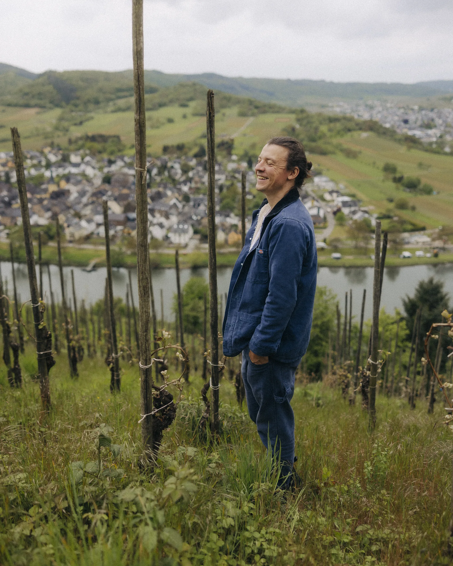 Winzer Jan-Philipp Bleeke lacht in seinem Weinberg an der Mosel