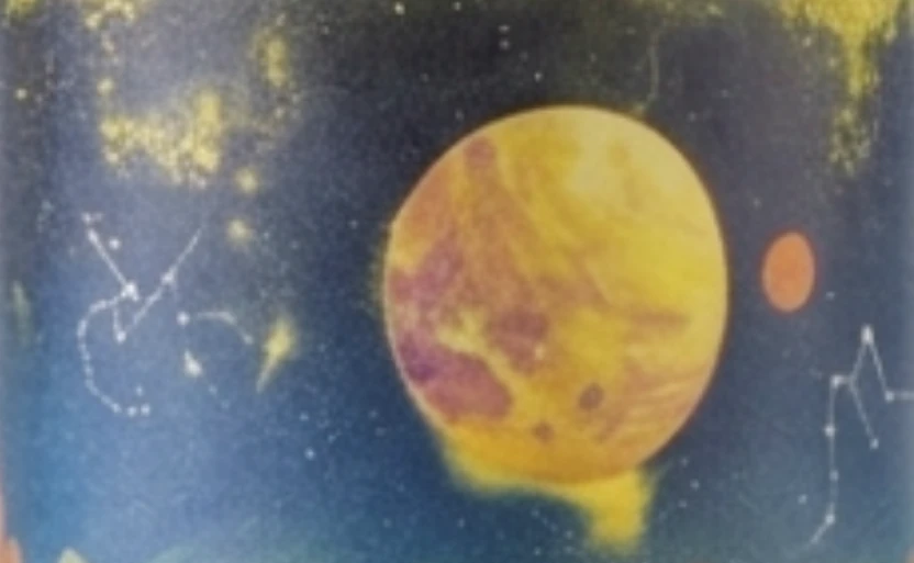Ausschnitt aus der Malerei auf meinem Etikett: ein großer gelb-oranger Planet, rechts daneben ein kleiner roter, links und rechts zwei Sternbilder